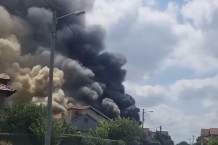 Izbio požar na Altini: Crni dim se nadvio nad naseljem, dvoje ljudi povređeno! (VIDEO)
