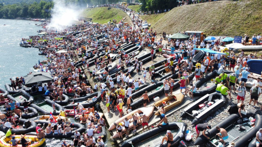 Počinje najveća žurka na Balkanu! Drinom zaplovilo 20.000 ljudi i 1.500 čamaca, Bajina Bašta danas gori (FOTO)