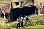 Golfer nije hteo da trpi ekološke huligane: Uhvatio demonstranta i predao ga policiji, publika oduševljena (FOTO/VIDEO)