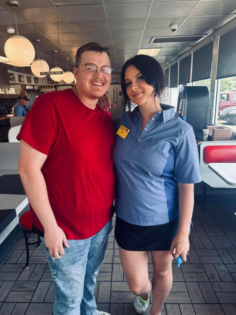 Lana Del Rej otišla u konobarice! Šokirala fanove za šankom, u uniformi (FOTO/VIDEO)