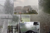 Oluja se obrušila na Kraljevo! Grad izlupao automobile, rušio tende, šteta ogromna, a prvi snimci su zabrinjavajući (VIDEO)