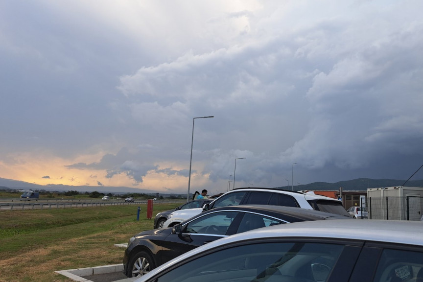 U narednih sat vremena oluja u području Raškog okruga: RHMZ izdao hitno upozorenje, nevreme tutnji kroz Srbiju!