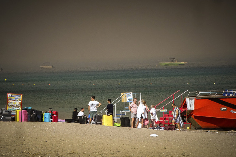 Dečak (3) nađen u polusvesnom stanju u moru! Drama na Halkidikiju: Na plaži pokušana reanimacija