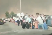Turisti pešice beže pred vatrom na Rodosu! Evakuiše se čak 30.000 ljudi, kolone ljudi sa koferom u ruci (FOTO/VIDEO)