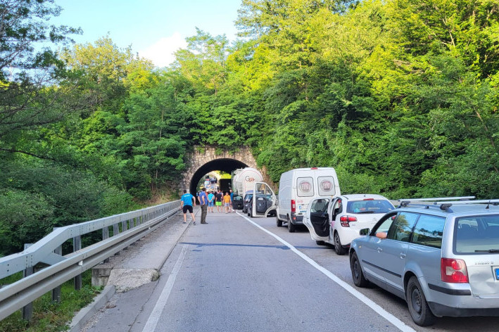 Uhapšen mladić (26) zbog teškog udesa kod Prijepolja! Preticao gde nije dozvoljeno, oba vozila sletela u reku, jedna osoba poginula