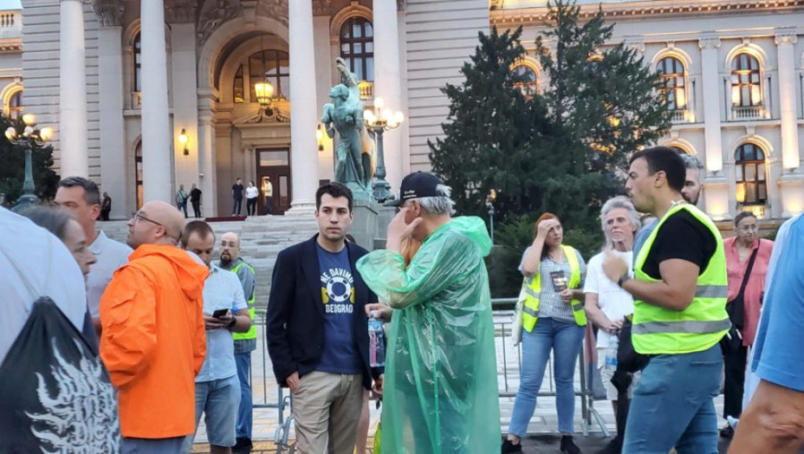Završen politički protest opozicije: Par stotina okupljenih se razišlo posle šetnje (FOTO)