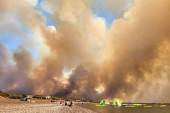 Veliki požar i na ostrvu Evija: Širi se gusti dim, vetar zadaje muke - vlasti naložile evakuaciju stanovnika sa juga (FOTO/VIDEO)