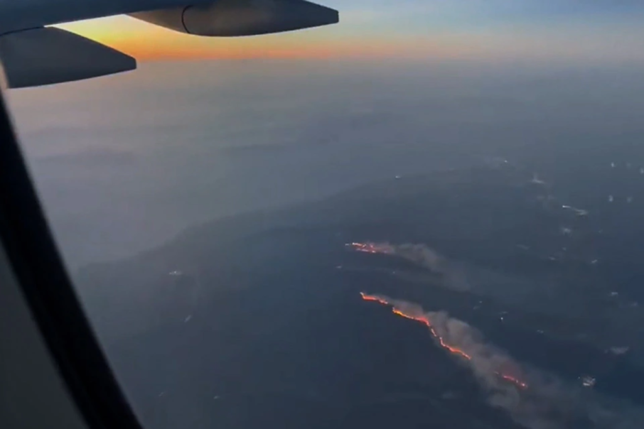 Požar na Rodosu: Impresivan snimak iz aviona pokazuje opseg vatrenog fronta (VIDEO)