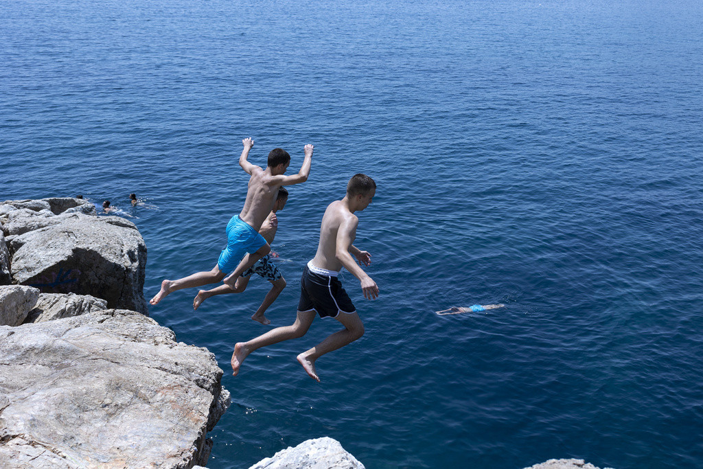 Požari na Rodosu: Ugrožene kuće, vetar ne da mira vatrogascima, kompanije otkazuju letove (VIDEO)