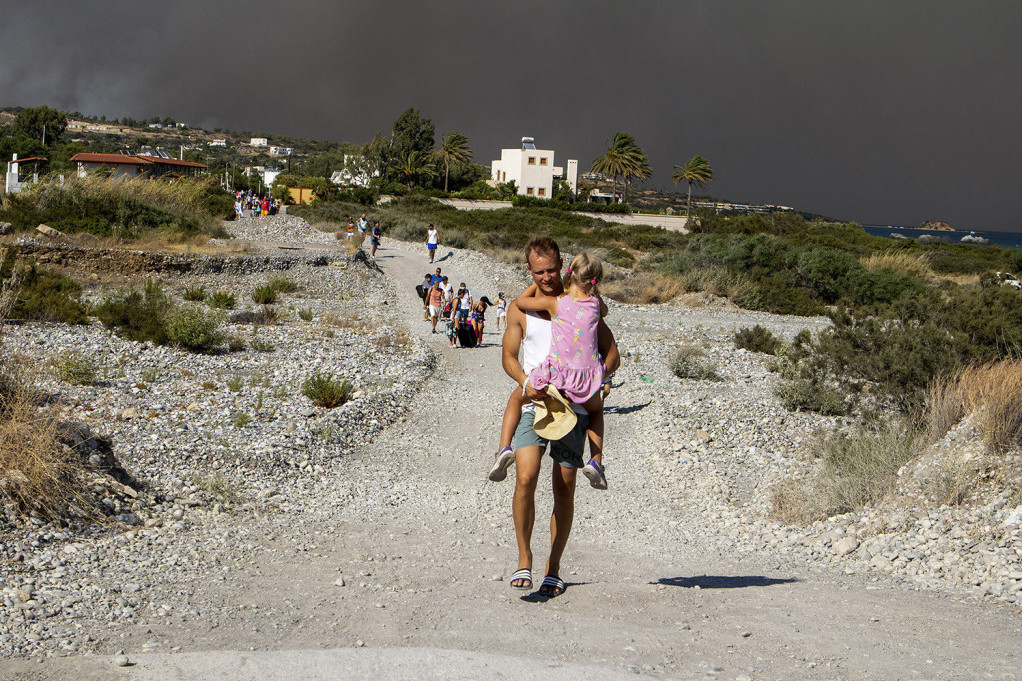 Rodos izveo najveću evakuaciju meštana i turista u istoriji zemlje: Ovo su najugroženija mesta na ostrvu