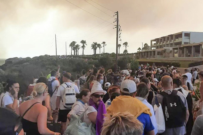 "Bilo je kao na Titaniku, rekli su nam prvo porodice i deca, a onda su svi počeli da se guraju": Ispovest turista sa Rodosa