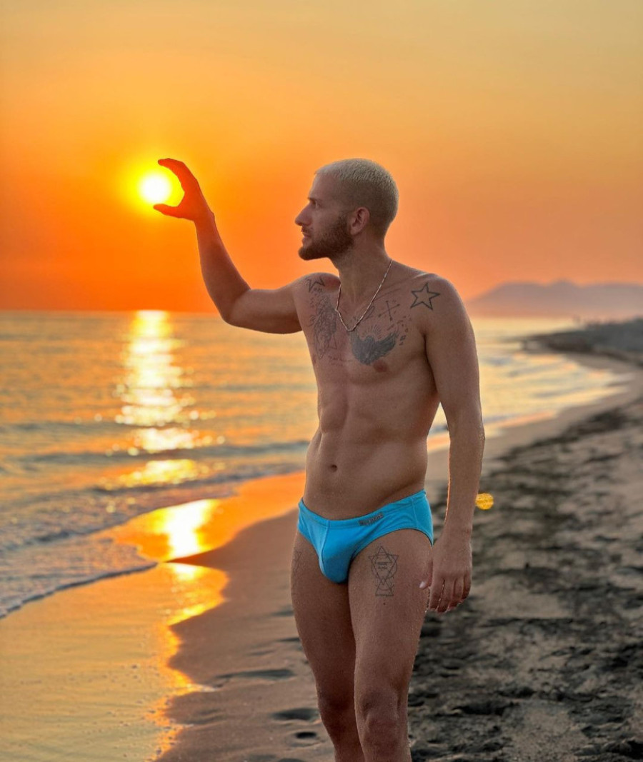 Pevač odveo majku u Dubai: Ona zapalila mreže vrelim izdanjem, silikoni kipe na sve strane (FOTO)