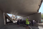 Urušio se deo mosta u Grčkoj, dvoje ljudi stradalo (VIDEO)