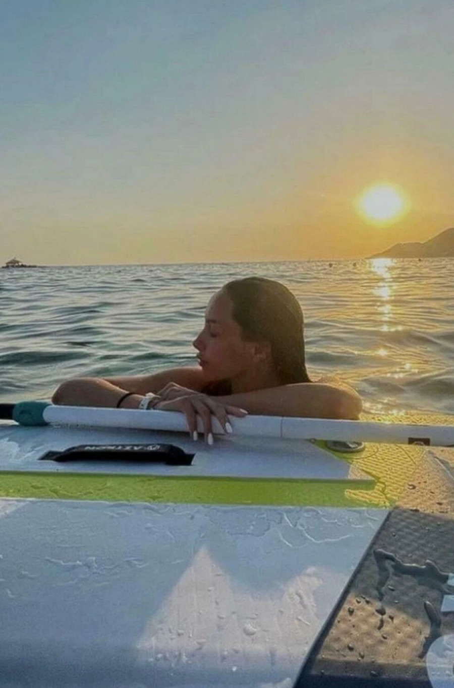 Vrelo izdanje nove voditeljke „Zadruge"! U minijaturnom kupaćem kostimu uživa u morskim igrarijama (FOTO)