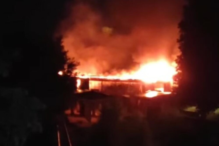 Gori železnička stanica u Boru: Vatrogasci se bore sa vatrenom stihijom (VIDEO)