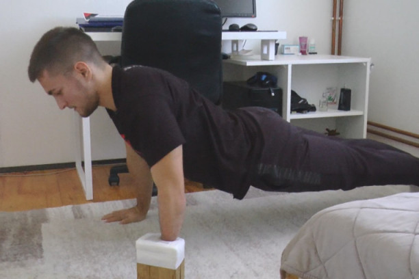 Srbin iz Ljiga ponovo pomerio granice: Bez leve šake oborio novi Ginisov rekord (FOTO)