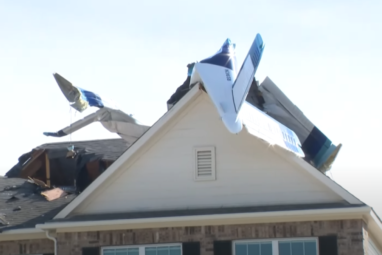Srušio se avion na krov kuće u Teksasu: U njemu bilo troje ljudi - preživeli pad (VIDEO)
