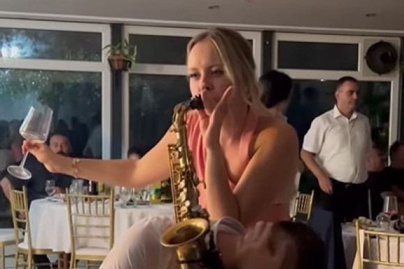 Supruga Nikole Jokića u ludom provodu: Natalija skače, peva, svira saksofon, a muzičar joj ljubi ruku (VIDEO)