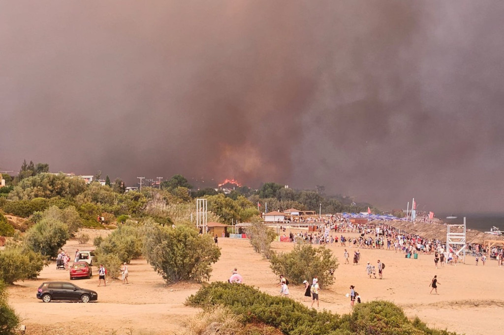 Požari na Rodosu: Ugrožene kuće, vetar ne da mira vatrogascima, kompanije otkazuju letove (VIDEO)
