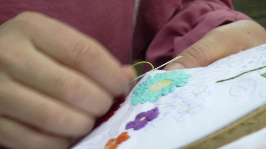 Zorica čuva stari zanat od zaborava i stvara nesvakidašnje jeleke: Njene niti krase odevne komade mnogih svetskih dama (FOTO)