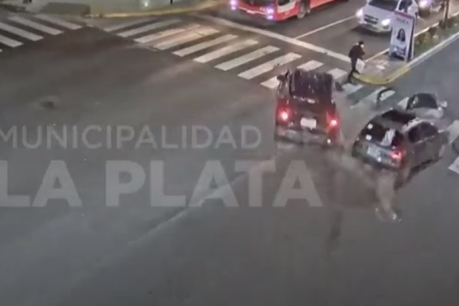 Žena na čudesan način izbegla sudar dva automobila (VIDEO)