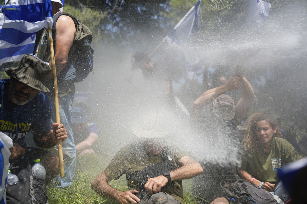 Izraelci ponovo na nogama: I banke stupile u štrajk, policija odgovorila vodenim topovima