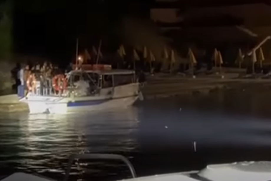 Grci turiste noću evakuisali sa Krfa: Sumnja se da su požari podmetnuti (VIDEO)