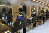 Avganistan zatvara kozmetičke salone i tako gasi 60.000 radnih mesta: Žene protestovale, pa zasute vodenim topovima