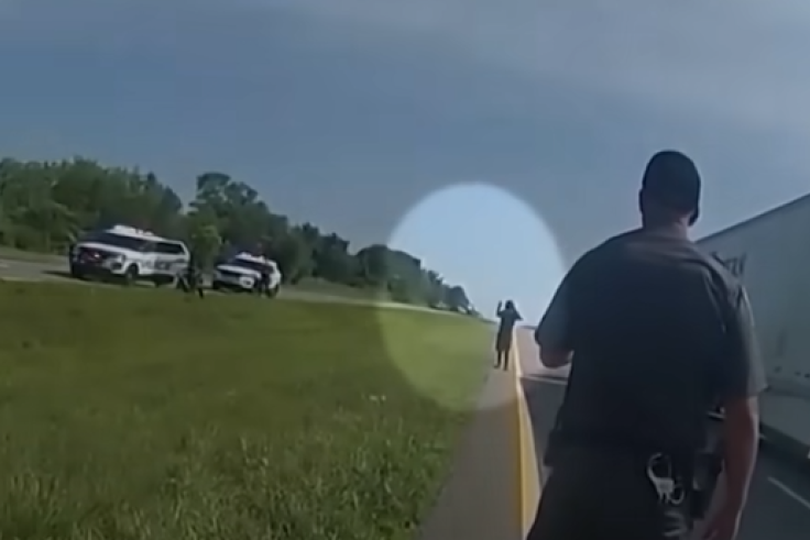 Afroamerikanac se predao policiji, oni svejedno pustili besnog psa na njega (VIDEO)