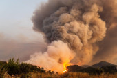 Turistima na Rodosu stigla nova poruka o požaru: "Hitno se evakuišite, vatra prelazi puteve i pribiližava se naseljima"