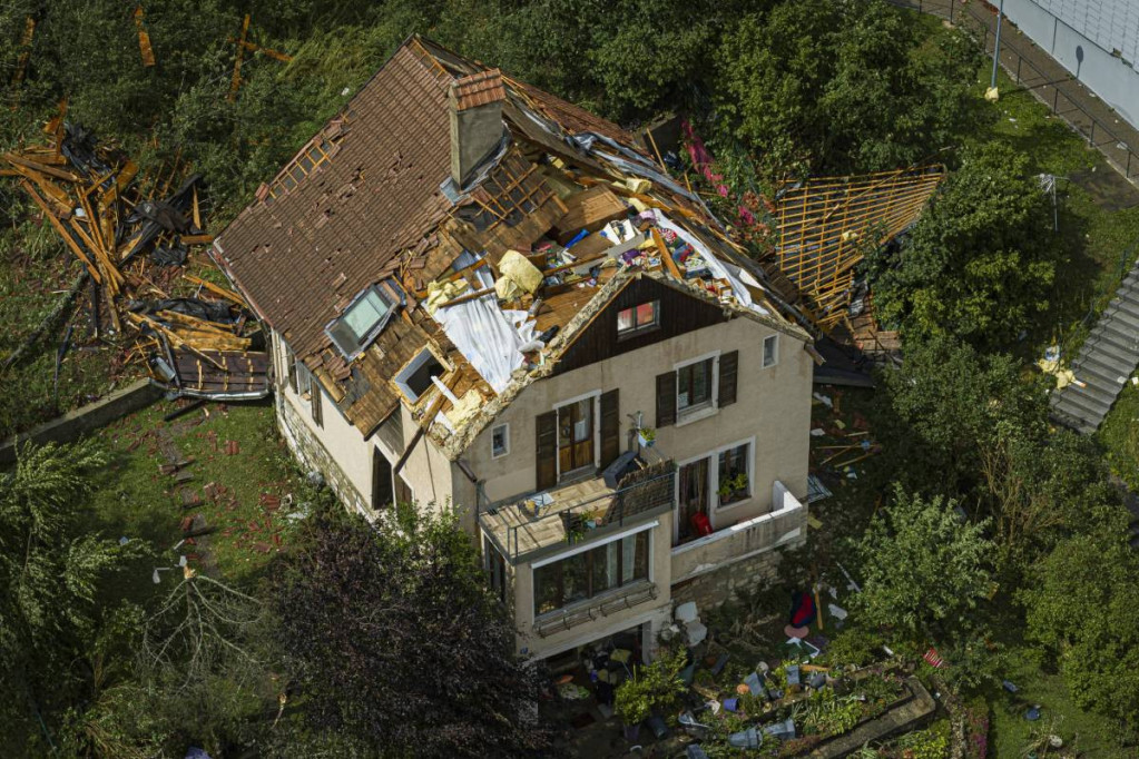 Strašni prizori iz Švajcarske posle oluje: "Ovo je bio tornado. Pogledajte taj udar vetra, čovek je poginuo..." (VIDEO)