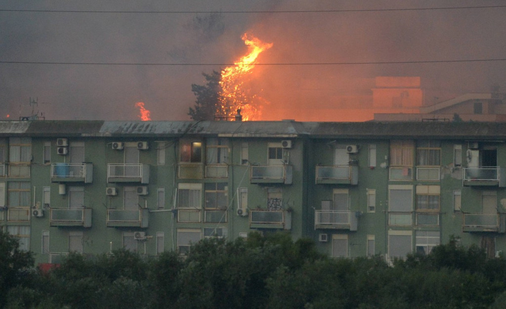 Vatra okružila aerodrom u Palermu: Alarmantno na Siciliji zbog požara i ekstremne vrućine (VIDEO)