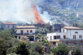Panika u Italiji: Širi se šumski požar u okolini Palerma - škole zatvorene, meštani proveli besanu noć na krovovima svojih kuća (VIDEO)