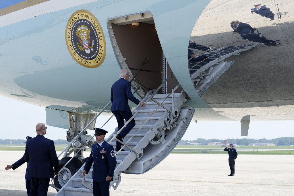 Bajdenu skratili stepenice aviona kako ne bi stalno padao: Šta sve njegovi saradnici rade da bi ublažili lapsuse i nezgode?