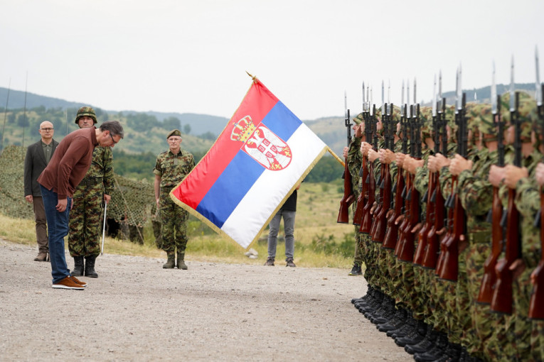 Vučić poručio: Ulaganja u vojsku su ogromna, jer je naše da se pripremamo, da budemo jaki i još jači