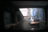 Umalo tragedija posle oluje u Novom Sadu! Deo betonskog krova zamalo da se obruši na dvojicu dečaka (VIDEO)