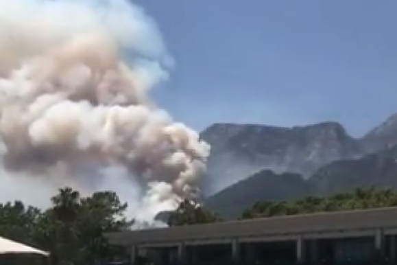 Buknuo požar blizu poznatog letovališta u Turskoj! Šest osoba hospitalizovano zbog udisanja dima! (VIDEO)