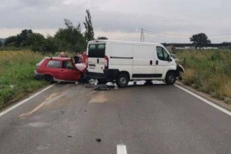 Kombi zgužvao "jugo": Teška saobraćajna nesreća kod Topole (FOTO)