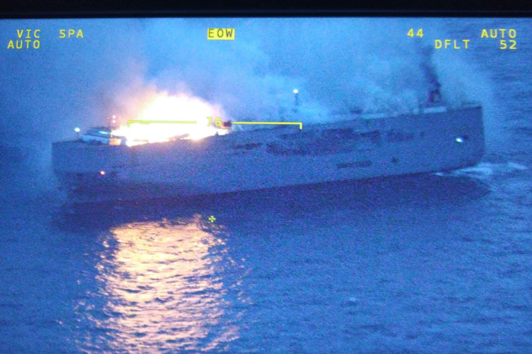 Gori teretni brod na Severnom moru! Posada skakala u vodu da se spasi, ima  mrtvih (FOTO)