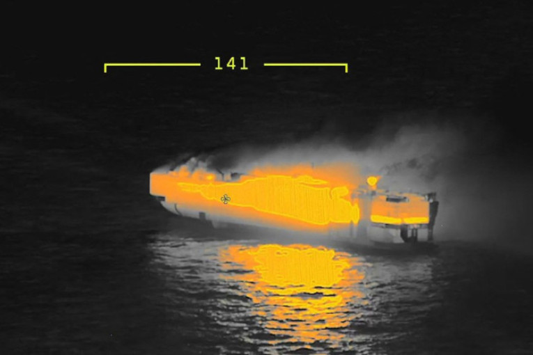 Brod u plamenu mogao bi da potone zbog požara: Pojavio se haotični snimak, vatrogasci nisu optimistični (FOTO/VIDEO)
