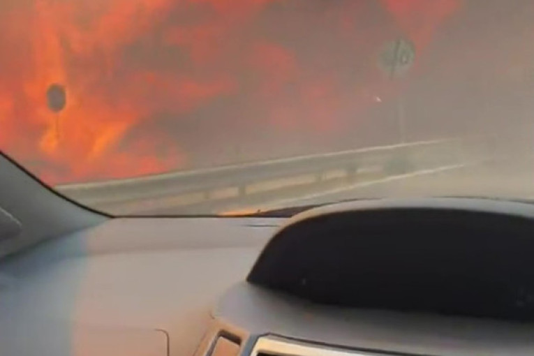 Kao u apokaliptičnim filmovima: Vatra došla do auto-puta u Italiji, automobili prolaze na nekoliko metara od buktinje (VIDEO)