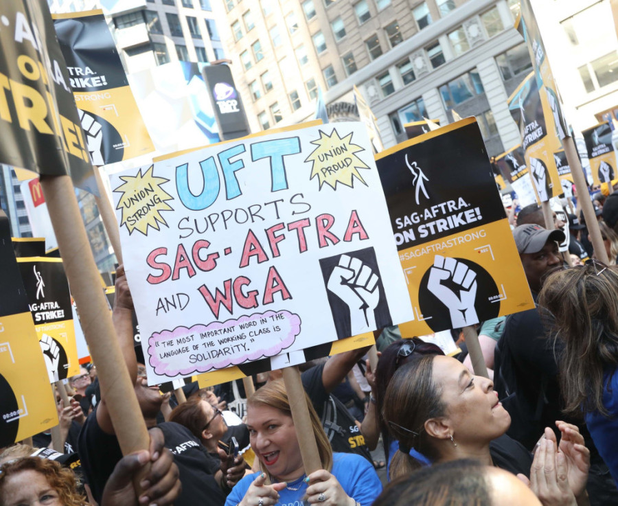 Velike filmske zvezde i oskarovci se pridružili štrajku: Vatreni govori na Tajms skveru uz sirene i teške reči (FOTO)