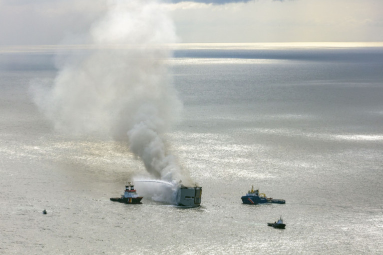 Brod sa 3.000 automobila i dalje gori! Pojavio se dramatični snimak, strahuje se od ekološke katastrofe (VIDEO)