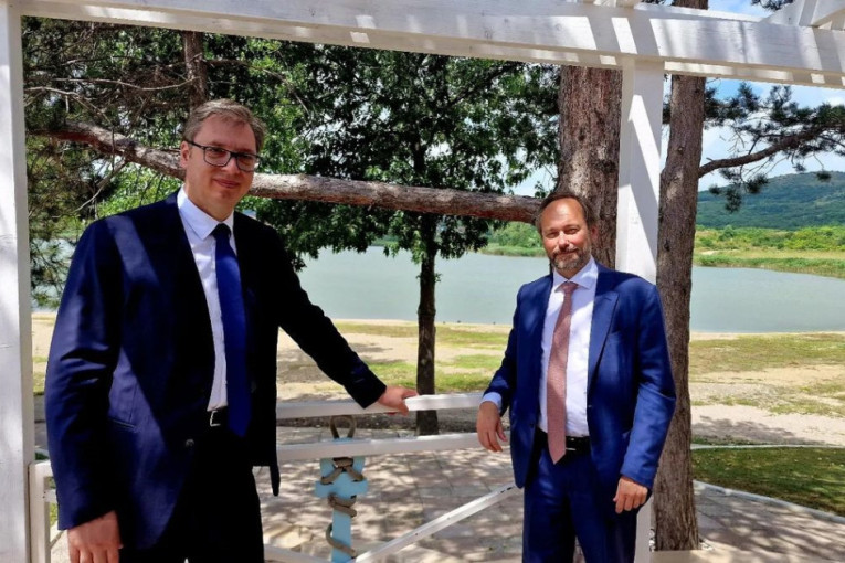 Verujem da ćemo zajedno uspeti da uredimo ovu skrivenu lepotu naše Srbije: Vučić sa Žiofreom na Oblačinskom jezeru