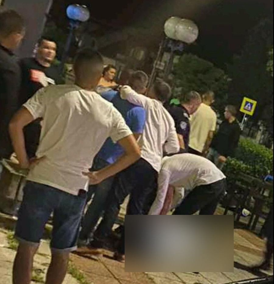 Hladnokrvno posmatrali pretučenog kako leži na asfaltu: Osvanule fotografije brutalnog prebijanja veterinara u Bogatiću (FOTO)