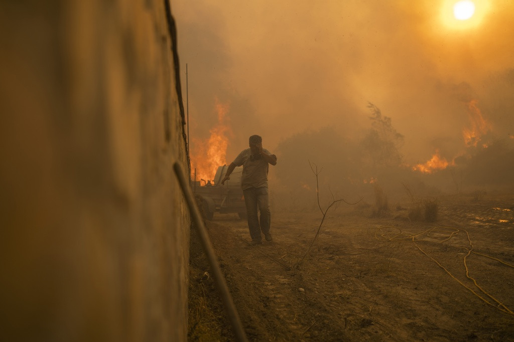 Na Rodosu proglašeno vanredno stanje: Udari vetra otežavaju gašenje požara