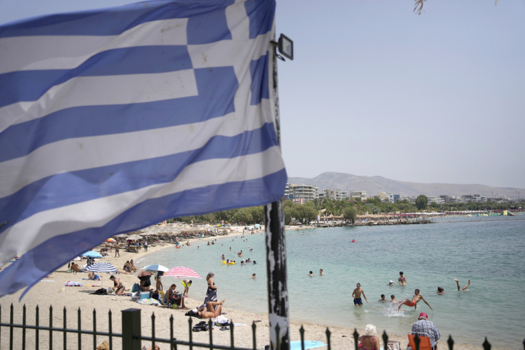 Srbin (48) umro na plaži u Grčkoj: Doživeo srčani udar tokom igre, žena ga izvlačila iz vode