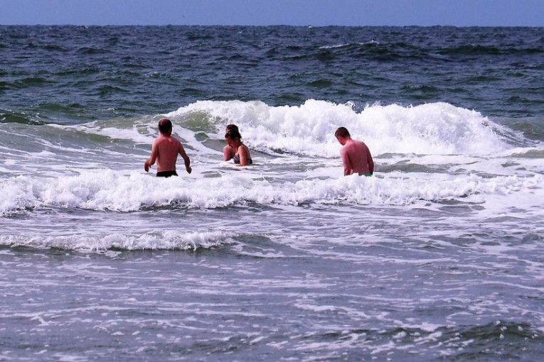 Panika na poznatoj plaži u Budvi: Eksplozija povredila dečaka, sve letelo unaokolo!