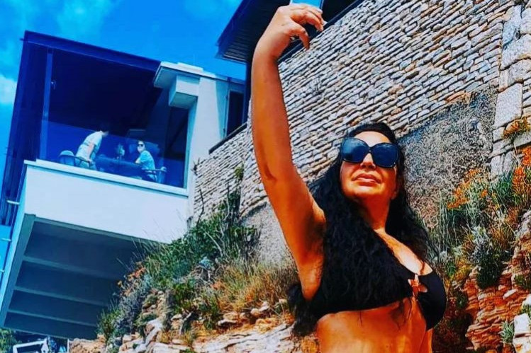 Stoja se skinula na plaži posle liposukcije: Kome je vruće, nek kupi kuću na moru (FOTO)
