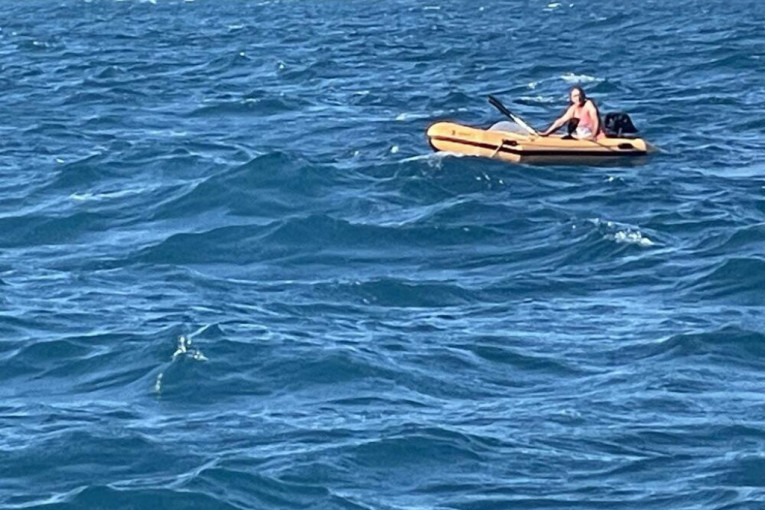 Spasilačka akcija na crnogorskom primorju: Jak vetar odvukao čoveka u gumenom čamcu na dva kilometra od obale
